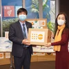 Bà Naomi Kitahara, Trưởng đại diện UNFPA tại Việt Nam, trao tượng trưng số thiết bị và vật tư y tế phòng, chống dịch COVID-19 cho ông Đinh Anh Tuấn, Phó Vụ trưởng Vụ Chăm sóc Sức khỏe Bà mẹ và Trẻ em (Bộ Y tế). (Ảnh: TTXVN phát)