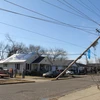 Các cột điện bị quật đổ sau khi bão và lốc xoáy càn quét tại thành phố Mayfield, bang Kentucky, Mỹ, ngày 14/12/2021. (Ảnh: THX/TTXVN)