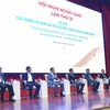 Trưởng Cơ quan đại diện Việt Nam ở nước ngoài và các diễn giả dự tọa đàm về Ngoại giao kinh tế lấy doanh nghiệp làm trung tâm. (Ảnh: TTXVN)