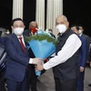 Lãnh đạo Chính quyền Bang Karnataka đón, tặng hoa Chủ tịch Quốc hội Vương Đình Huệ. (Ảnh: Doãn Tấn/TTXVN)