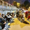  Một số 'quái xế' đi xe máy tốc độ cao, lạng lách, đánh võng trên đường phố Hà Nội bị vây bắt. (Ảnh: TTXVN phát)