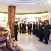 Chủ tịch nước Nguyễn Xuân Phúc thăm phòng truyền thống của Trường Sỹ quan Chính trị (Bộ Quốc phòng). (Ảnh: Thống Nhất/TTXVN)