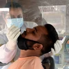 Nhân viên y tế lấy mẫu xét nghiệm COVID-19 cho người dân tại Amritsar, Ấn Độ. (Ảnh: THX/TTXVN)