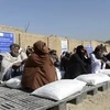 Người dân Afghanistan nhận lương thực viện trợ từ Chương trình Lương thực thế giới, tại Kandahar, ngày 19/10/2021. (Ảnh: AFP/TTXVN)