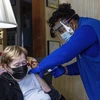 Nhân viên y tế tiêm vaccine phòng COVID-19 cho người dân tại Manchester, Connecticut, Mỹ. (Ảnh: AFP/TTXVN)