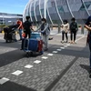 Hành khách đeo khẩu trang phòng dịch COVID-19 tại sân bay quốc tế Changi, Singapore. (Ảnh: AFP/TTXVN)