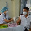 Tiêm liều vaccine nhắc lại cho đối tượng theo quy định tại Trung tâm Kiểm soát bệnh tật tỉnh Đồng Tháp. (Ảnh: Nhựt An/TTXVN)