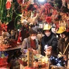 Người dân mua sắm đồ Giáng sinh 2021 trên phố Hàng Mã. (Ảnh: Hoàng Hiếu/TTXVN)