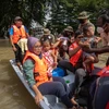 Lực lượng cứu hộ sơ tán người dân khỏi vùng ngập lụt sau những trận mưa lớn tại Shah Alam, Selangor, Malaysia, ngày 20/12/2021. (Ảnh: THX/TTXVN)
