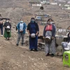 Người dân gặp khó khăn do ảnh hưởng của dịch COVID-19 xếp hàng chờ nhận lương thực cứu trợ ở ngoại ô thủ đô Lima, Peru ngày 28/5/2020. (Ảnh: AFP/TTXVN)