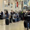 Hành khách tại sân bay quốc tế Los Angeles, Mỹ. (Ảnh: AFP/TTXVN)