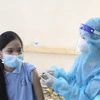 Tiêm vaccine phòng COVID-19 cho học sinh lớp 7 Trường THCS Trần Quốc Tuấn (thành phố Trà Vinh). (Ảnh: Thanh Hòa/TTXVN)