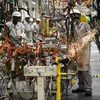Công nhân làm việc tại một nhà máy ở Resende, Brazil. (Ảnh: AFP/TTXVN) 