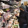 Người dân mua sắm tại một cửa hàng ở New York, Mỹ ngày 14/11/2021. (Ảnh: THX/TTXVN)