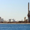 Một cơ sở khai thác dầu tại thị trấn al-Buraqah, Libya. (Ảnh: AFP/TTXVN)