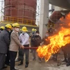 Các đại biểu thực hiện nghi lễ đốt lò, đưa vào vận hành dây chuyền số 4 Nhà máy ximăng Thành Thắng. (Ảnh: Thanh Tuấn/TTXVN)
