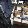 Cảnh sát canh gác trước lô hàng cocaine vừa thu giữ. (Nguồn: DPA/AP)