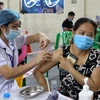 Người dân phường Kim Tân, thành phố Lào Cai, tiêm vaccine phòng chống COVID-19. (Ảnh: Quốc Khánh/TTXVN)