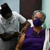 Nhân viên y tế tiêm vaccine phòng COVID-19 cho người dân tại La Habana, Cuba. (Ảnh: AFP/TTXVN)