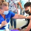 Nhân viên y tế tiêm vaccine phòng COVID-19 cho trẻ em tại Los Angeles, California (Mỹ) ngày 17/8/2021. (Ảnh: AFP/TTXVN)