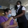 Tiêm vaccine phòng COVID-19 của Johnson & Johnson cho nhân viên y tế tại Pretoria, Nam Phi. (Ảnh: AFP/TTXVN)