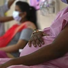 Phụ nữ mang thai chờ tiêm phòng vaccine ngừa COVID-19 tại Chennai, Ấn Độ, ngày 7/5/2021. (Ảnh: AFP/TTXVN)