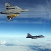 Hai máy bay chiến đấu Gripen của Séc bay qua bờ biển Iceland trong khi thực hiện nhiệm vụ. (Nguồn: NATO)