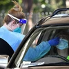 Nhân viên y tế lấy mẫu xét nghiệm COVID-19 cho người dân tại Sydney, Australia ngày 28/7/2021. (Ảnh: AFP/TTXVN)