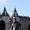 Người dân đeo khẩu trang phòng lây nhiễm COVID-19 tại Paris, Pháp, ngày 5/1/2022. (Ảnh: THX/TTXVN)