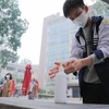 Học sinh lớp 12 trường THPT Kim Liên, quận Đống Đa thực hiện sát khuẩn tay khi tới trường học trực tiếp từ sáng 4/1/2022. (Ảnh: Thanh Tùng/TTXVN)