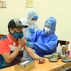 Người dân được tiêm vaccine AstraZeneca ngừa COVID-19 tại Hà Nội. (Ảnh: Hoàng Hiếu/TTXVN)
