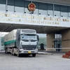 Xe chở hàng hóa thông quan tại cửa khẩu quốc tế đường bộ số II Kim Thành, Lào Cai. (Ảnh: Quốc Khánh/TTXVN)