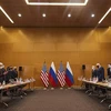 Thứ trưởng Ngoại giao Nga Sergei Ryabkov (thứ 2, phải) và Thứ trưởng Ngoại giao Mỹ Wendy Sherman (trái) tại vòng đàm phán an ninh Nga-Mỹ ở Geneva, Thụy Sĩ, ngày 10/1/2022. (Ảnh: AFP/TTXVN)