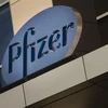 Biểu tượng hãng dược Pfizer tại Cambridge, Massachusetts, Mỹ. (Ảnh: AFP/TTXVN)