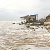Nhiều làng ven biển ở Thừa Thiên-Huế bị xóa sổ do nạn xâm thực. (Ảnh: Tường Vi/TTXVN)