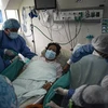 Nhân viên y tế điều trị cho bệnh nhân COVID-19 tại bệnh viện ở Lima, Peru, ngày 12/1/2022. (Ảnh: AFP/TTXVN)