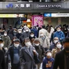 Người dân đeo khẩu trang phòng lây nhiễm COVID-19 tại Osaka, Nhật Bản, ngày 7/1/2022. (Ảnh: Kyodo/TTXVN)