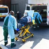 Nhân viên y tế chuyển bệnh nhân COVID-19 vào bệnh viện ở Melbourne, Australia ngày 29/7/2020. (Ảnh: AFP/TTXVN)