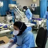 Điều trị cho bệnh nhân nhiễm COVID-19 tại bệnh viện ở Tehran, Iran. (Ảnh: IRNA/TTXVN)