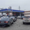 Các phương tiện xếp hàng tại trạm xăng ở Almaty, Kazakhstan, ngày 11/1/2022. (Ảnh: THX/TTXVN)