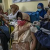 Nhân viên y tế tiêm mũi tăng cường vaccine ngừa COVID-19 cho người dân tại Surabaya, Indonesia, ngày 13/1/2022. (Ảnh: AFP/TTXVN)