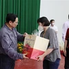 Thủ tướng Phạm Minh Chính chúc Tết công nhân có hoàn cảnh khó khăn Khu công nghiệp Hoà Phú (Vĩnh Long). (Ảnh: Dương Giang/TTXVN)