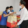 Phó thủ tướng Chính phủ Lê Minh Khái tặng quà công nhân Công ty TNHH New Apparel Far Eastern, Khu công nghiệp Bắc Đồng Phú. (Ảnh: Đậu Tất Thành/TTXVN.)