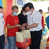 Bí thư Thành ủy TP Hồ Chí Minh Nguyễn Văn Nên tặng quà công nhân khó khăn ở Đồng Nai. (Ảnh: Công Phong/TTXVN)