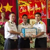 Phó Chủ nhiệm Chính trị Vùng 2 Hải quân, Đại tá Vũ Duy Lưu tặng quà Tết của Đảng uỷ - Tiểu đoàn DK1 cho cán bộ, chiến sỹ nhà giàn DK1/9. (Ảnh: Hồng Đạt/TTXVN)