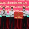 Ông Trần Thanh Mẫn (thứ 2 từ phải qua), Ủy viên Bộ Chính trị, Phó Chủ tịch Thường trực Quốc hội trao bảng tượng trưng nhà Đại đoàn kết. (Ảnh: Hồng Thái/TTXVN)