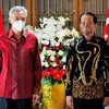 Tổng thống Indonesia Joko Widodo (phải) và Thủ tướng Singapore Lý Hiển Long trong cuộc gặp ở đảo Bintan, Indonesia, ngày 25/1/2022. (Ảnh: AFP/TTXVN)