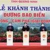 Thủ tướng Phạm Minh Chính và các đại biểu thực hiện nghi thức khánh thành đường bao biển Hạ Long-Cẩm Phả (giai đoạn 1). (Ảnh: Dương Giang/TTXVN)