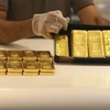 Giới đầu tư nên mua vàng, bạc vật chất để phòng trừ rủi ro từ sự bất ổn. (Ảnh: AFP/TTXVN)