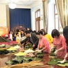 Đại sứ quán Việt Nam tại LB Nga tổ chức gói bánh chưng đón Tết Nhâm Dần 2022. (Ảnh: Duy Trinh/TTXVN)